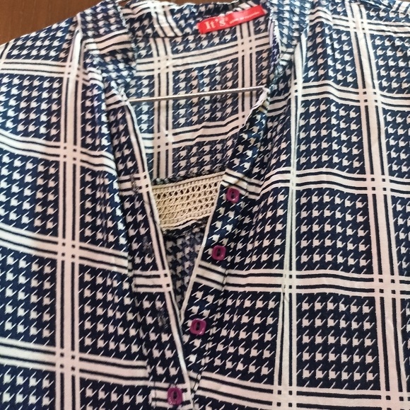 Beautiful top with buttons(size M) - Picture 3 of 6